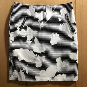 New York & Company Stretch Skirt Black White Stripe Floral Size 12 EUC